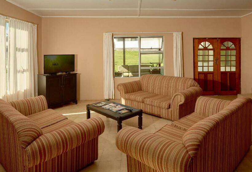 Общежитие First Group Hole In The Wall Backpackers