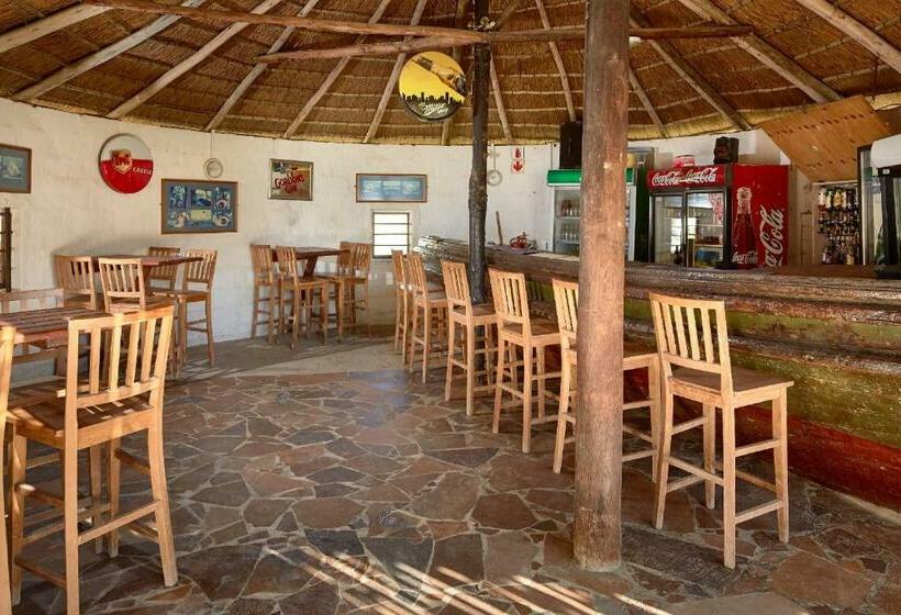 Общежитие First Group Hole In The Wall Backpackers