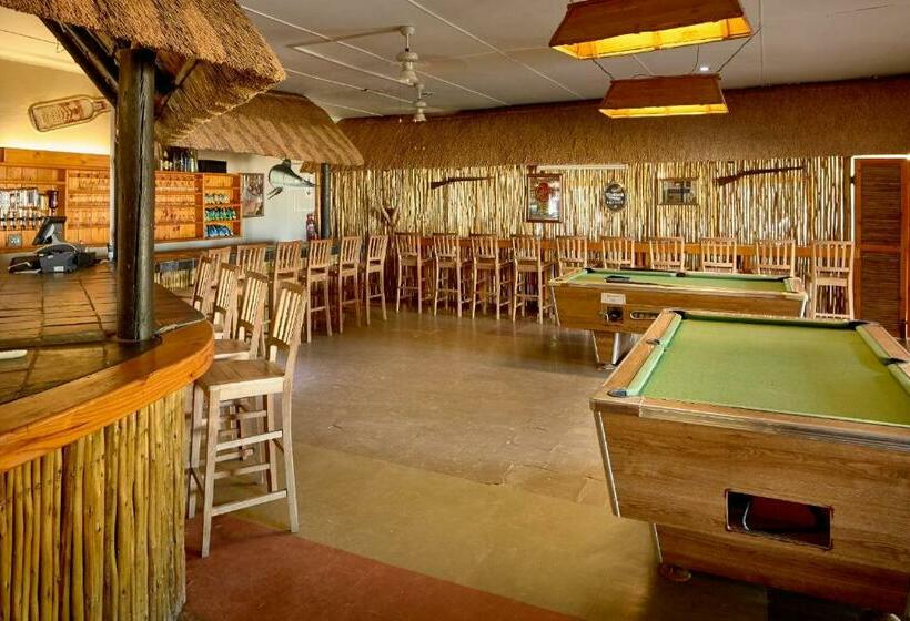 Общежитие First Group Hole In The Wall Backpackers