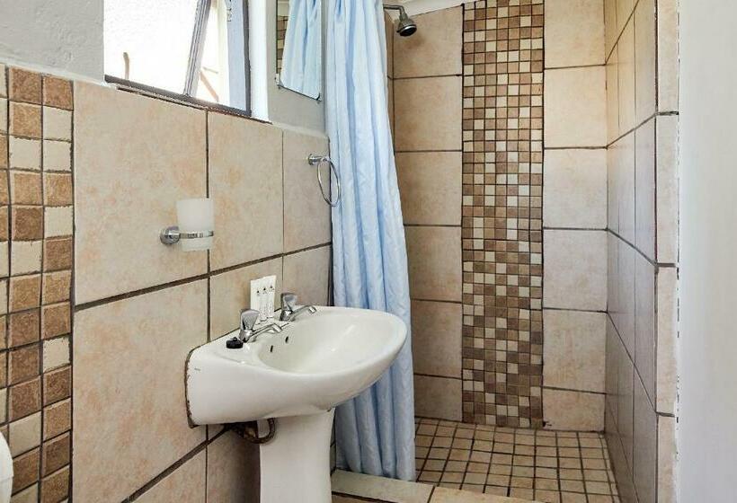 Общежитие First Group Hole In The Wall Backpackers