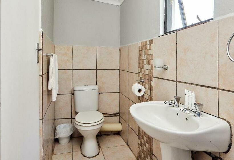 Общежитие First Group Hole In The Wall Backpackers