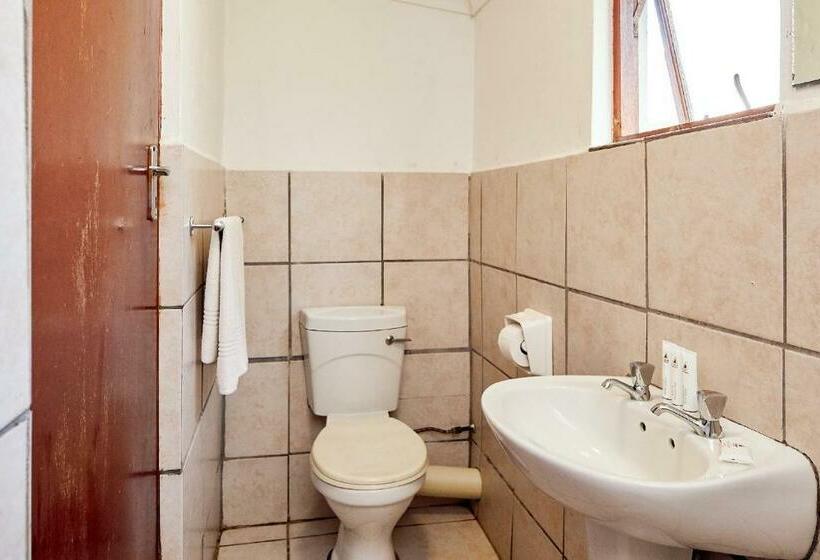 Общежитие First Group Hole In The Wall Backpackers