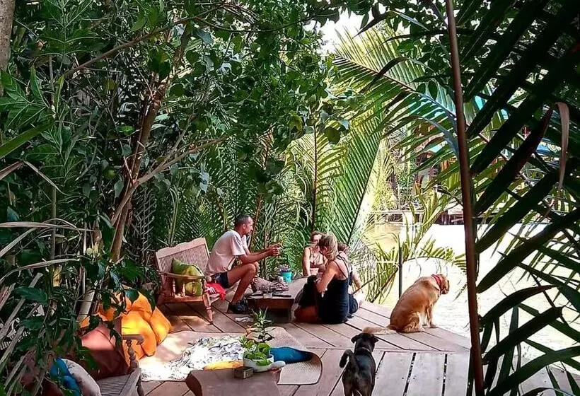 پانسیون The Hideaway