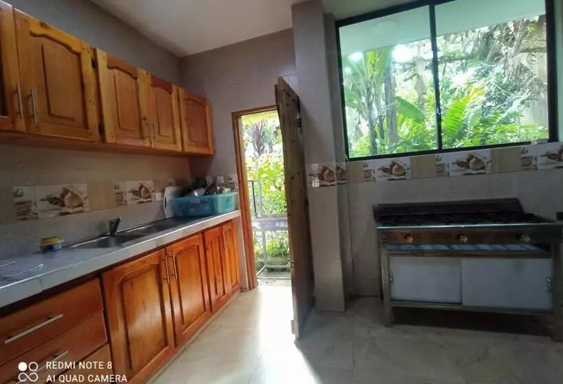 Retkeilymaja Hostal El Eden De Mindo