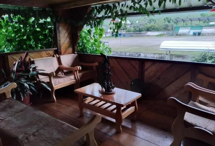 ユースホステル Hostal El Eden De Mindo