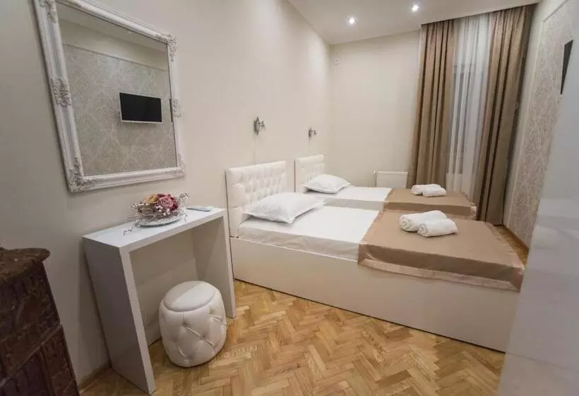 تختخواب و صبحانه Center Deluxe Garni