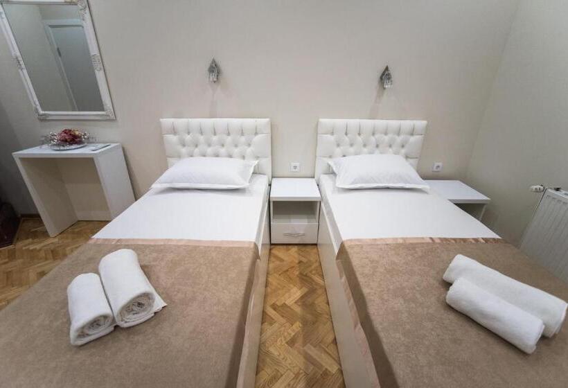 تختخواب و صبحانه Center Deluxe Garni