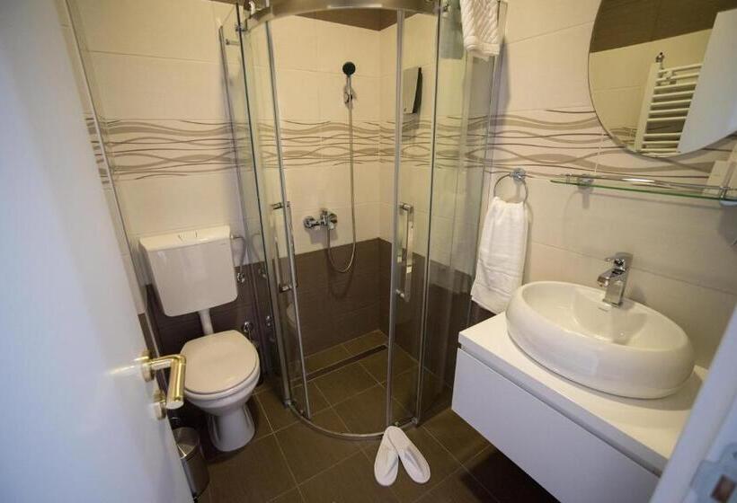 تختخواب و صبحانه Center Deluxe Garni