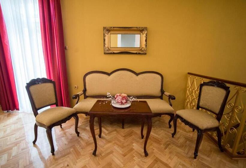 تختخواب و صبحانه Center Deluxe Garni