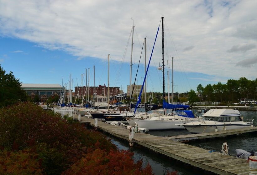 Delta Hotels By Marriott Thunder Bay