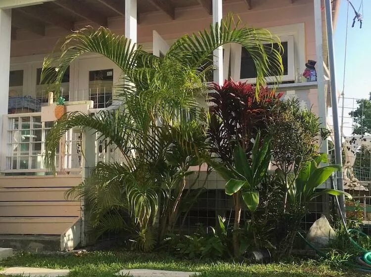 ペンション Guest House One One One