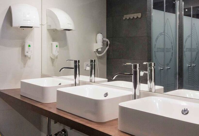 هتل کپسول Take Surf Hostel Conil