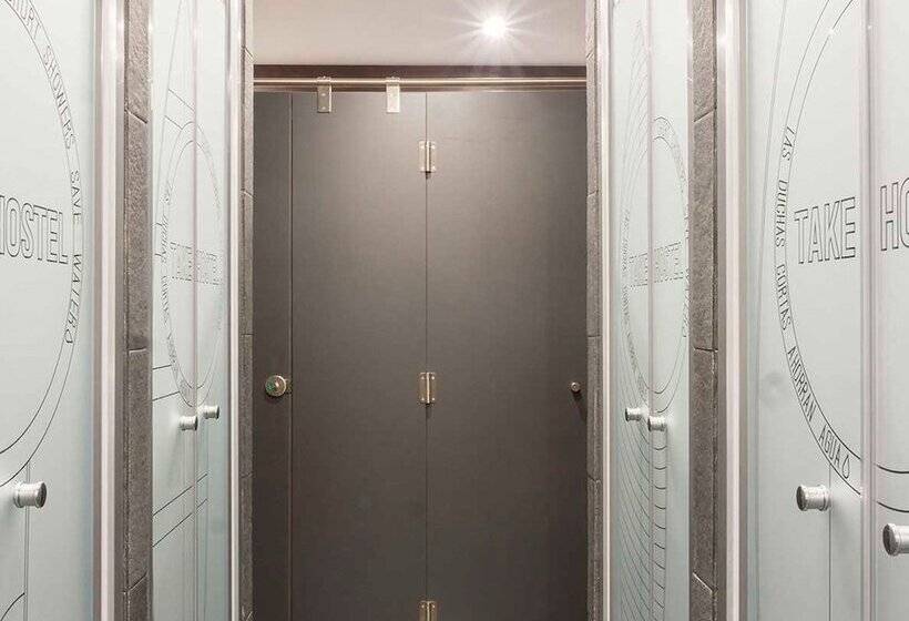 هتل کپسول Take Surf Hostel Conil