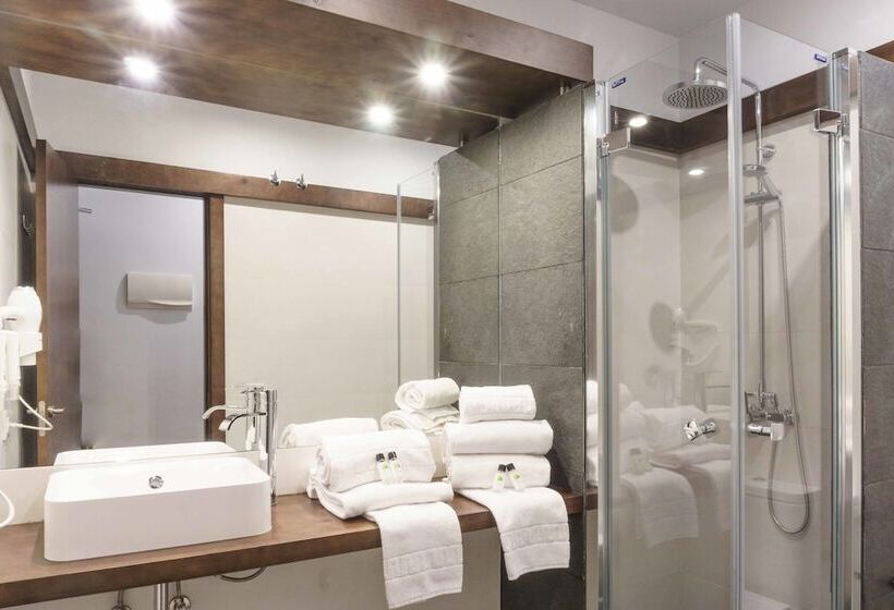 هتل کپسول Take Surf Hostel Conil