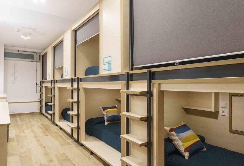 هتل کپسول Take Surf Hostel Conil