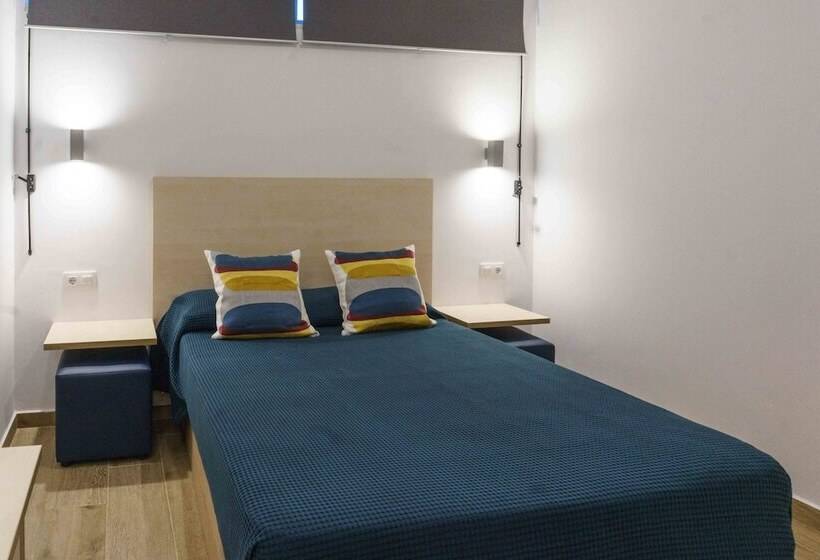 هتل کپسول Take Surf Hostel Conil