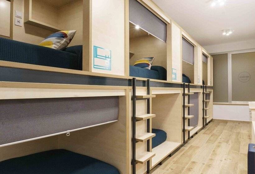 هتل کپسول Take Surf Hostel Conil