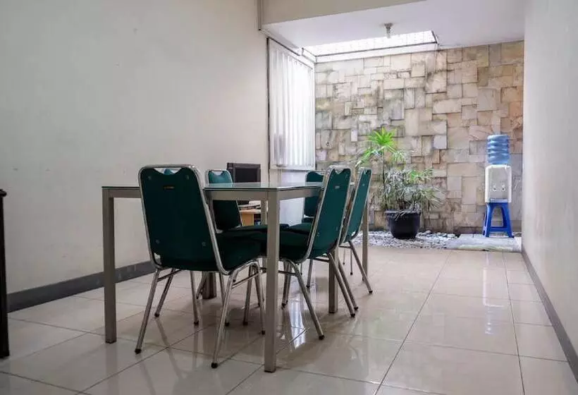 ペンション Reddoorz Near Supermall Karawaci 2