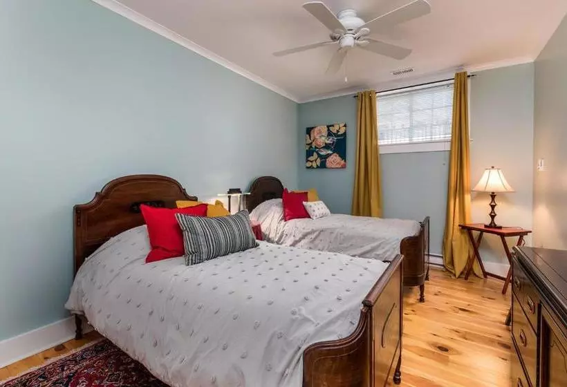 Green Door B&b Brockville