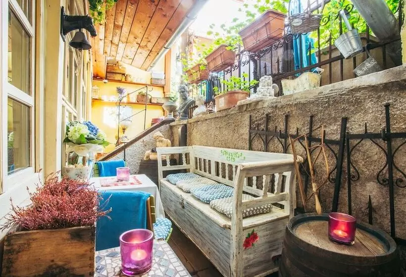 Hotelli Divna Pani Luxury Gallery Rooms