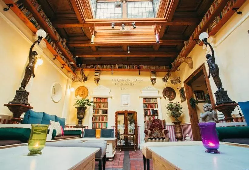 Hotelli Divna Pani Luxury Gallery Rooms