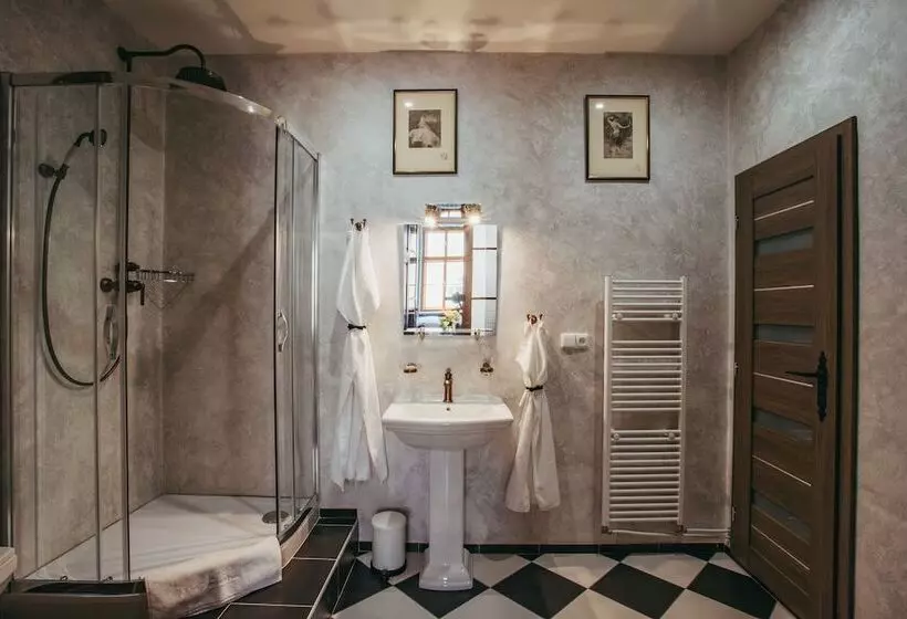 Hotelli Divna Pani Luxury Gallery Rooms