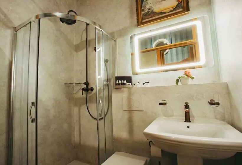 Hotelli Divna Pani Luxury Gallery Rooms