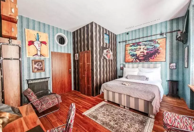 Hotelli Divna Pani Luxury Gallery Rooms