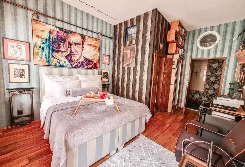 Hotelli Divna Pani Luxury Gallery Rooms