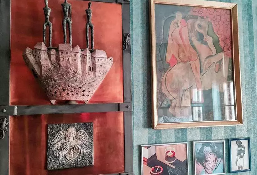 Hotelli Divna Pani Luxury Gallery Rooms