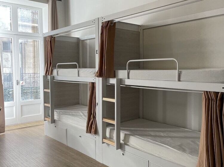 Georges Hostel & Café