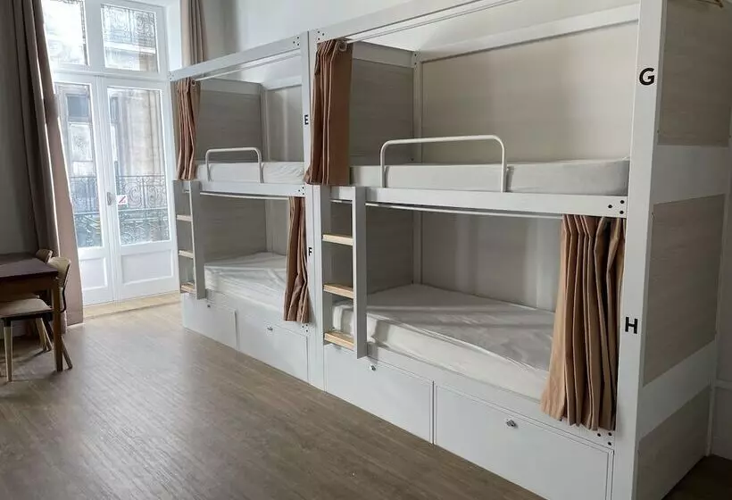 Georges Hostel & Café