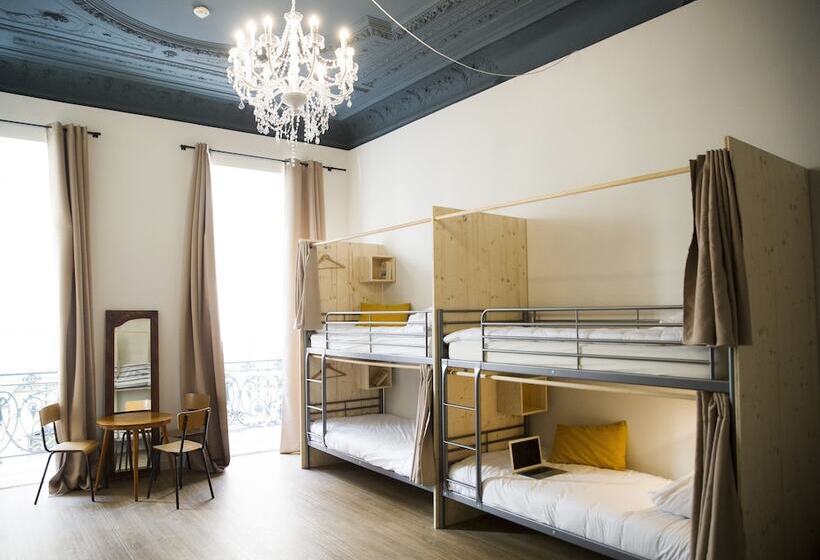 Georges Hostel & Café