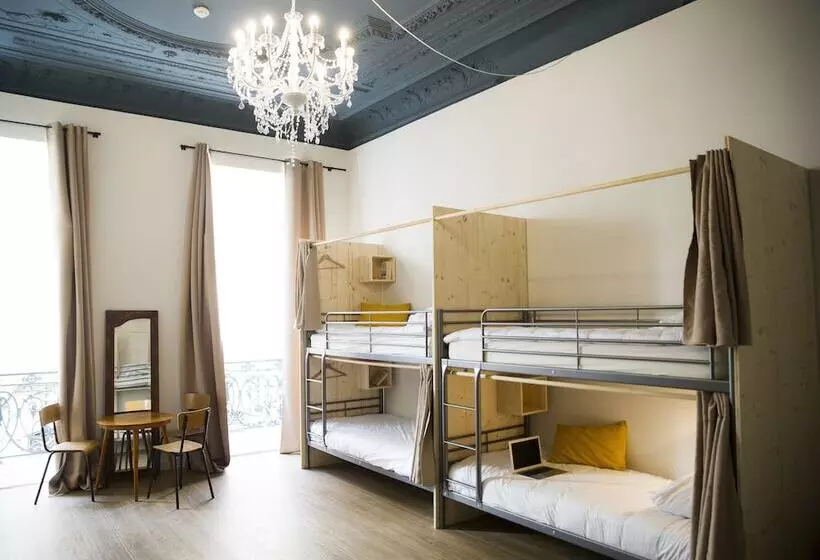 Georges Hostel & Café