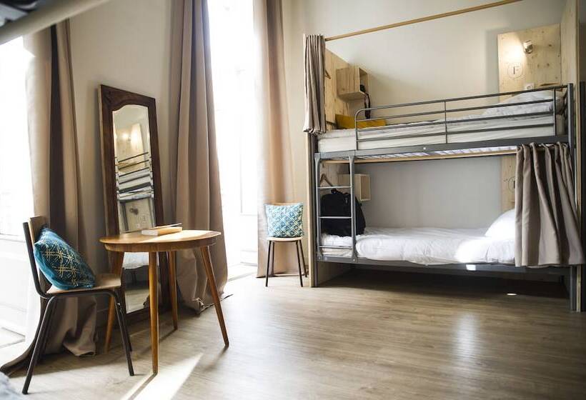 Georges Hostel & Café