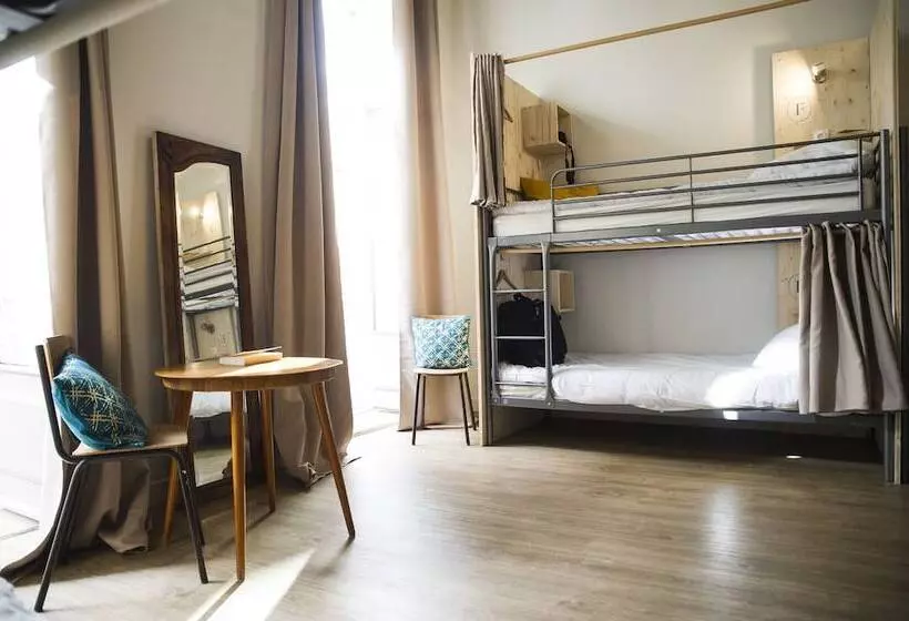 Georges Hostel & Café