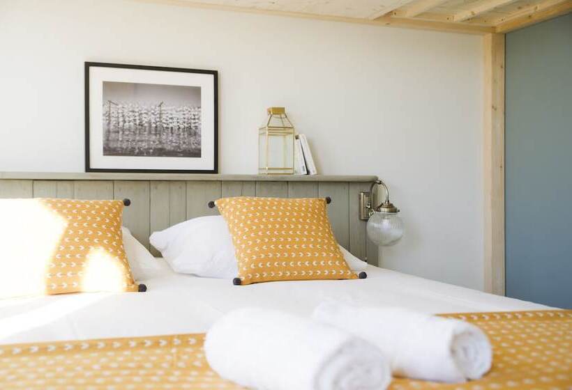 Georges Hostel & Café