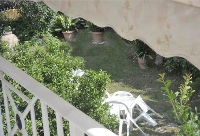 Araliki Apartments & Studios