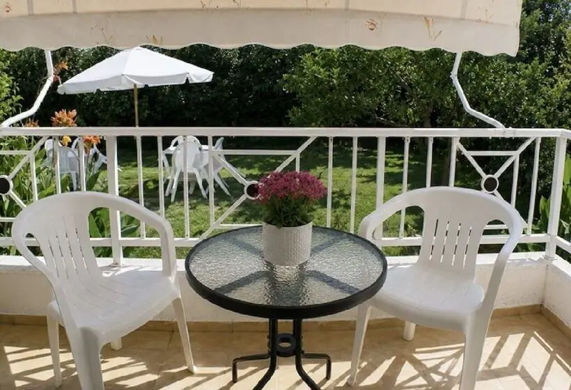 Araliki Apartments & Studios