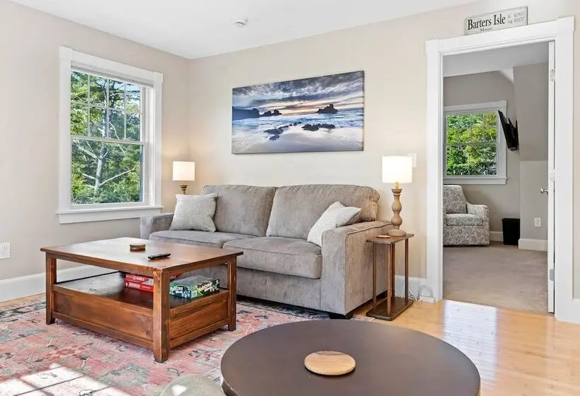 Charming Coastal Cottage With Deck, Grill, Firepit, And Jetted Tub