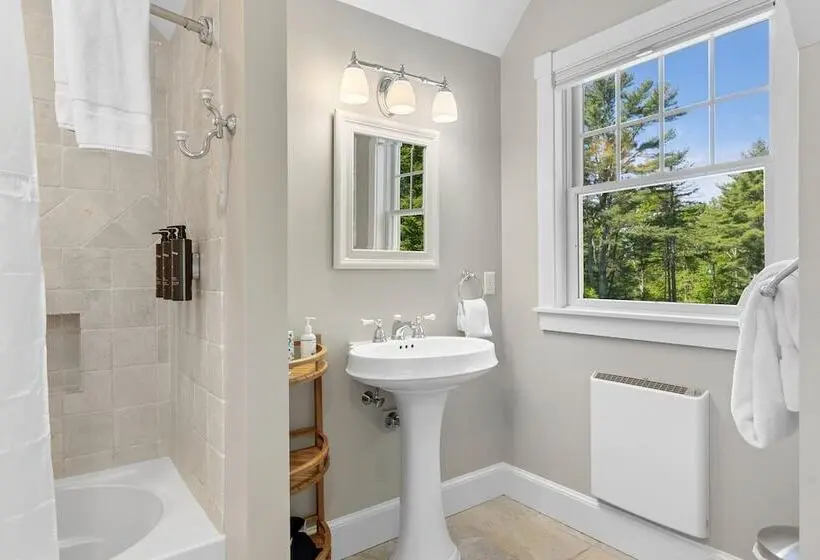 Charming Coastal Cottage With Deck, Grill, Firepit, And Jetted Tub