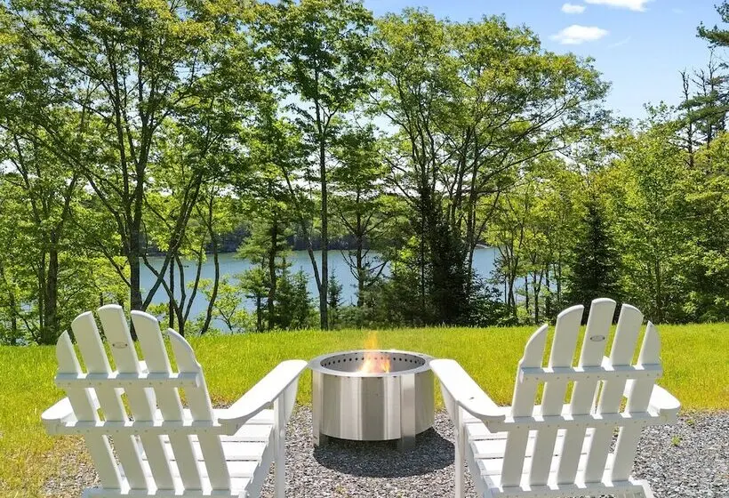 Charming Coastal Cottage With Deck, Grill, Firepit, And Jetted Tub