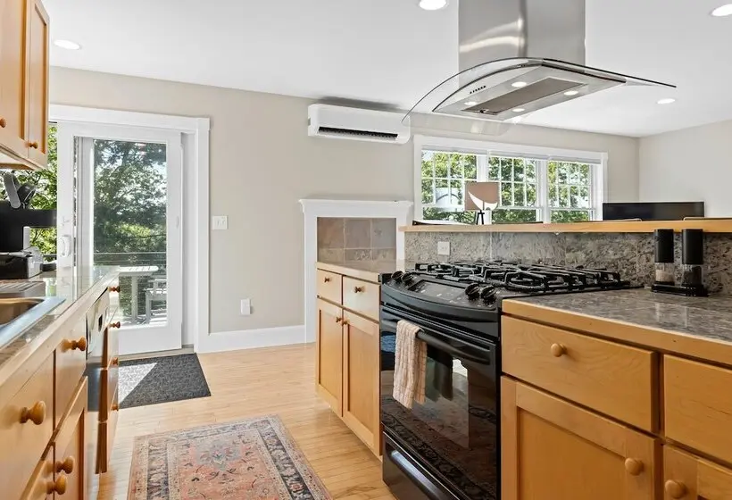 Charming Coastal Cottage With Deck, Grill, Firepit, And Jetted Tub