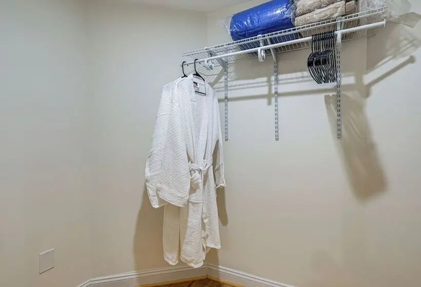 Gateway To Dc & More! Quiet & Stylish Retreat