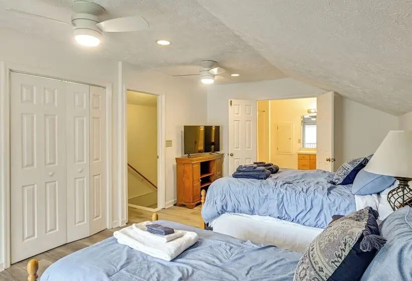 Walk To Golf! Relax With Hot Tub And Game Room!