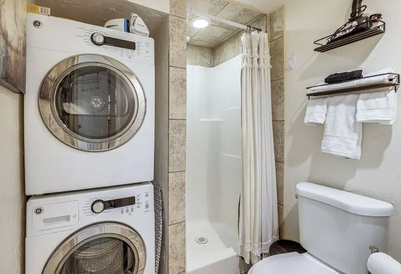 Walk To Parks & Dining! Meridian Home W/ Patio
