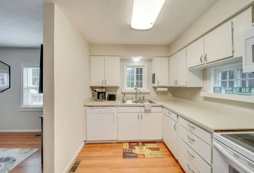 Walk To Parks & Dining! Meridian Home W/ Patio