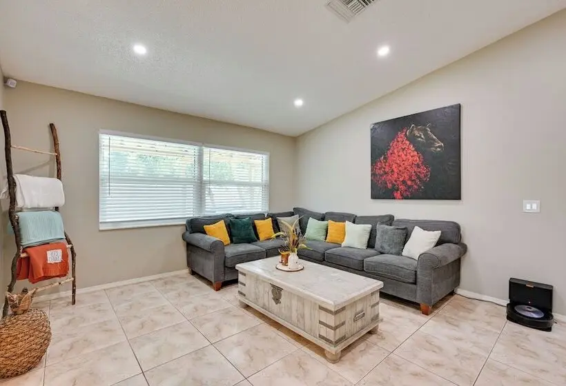 Explore Tampa Bay! Family Home W/ Lanai, Game Room