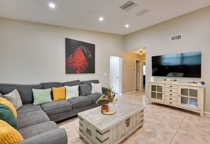 Explore Tampa Bay! Family Home W/ Lanai, Game Room