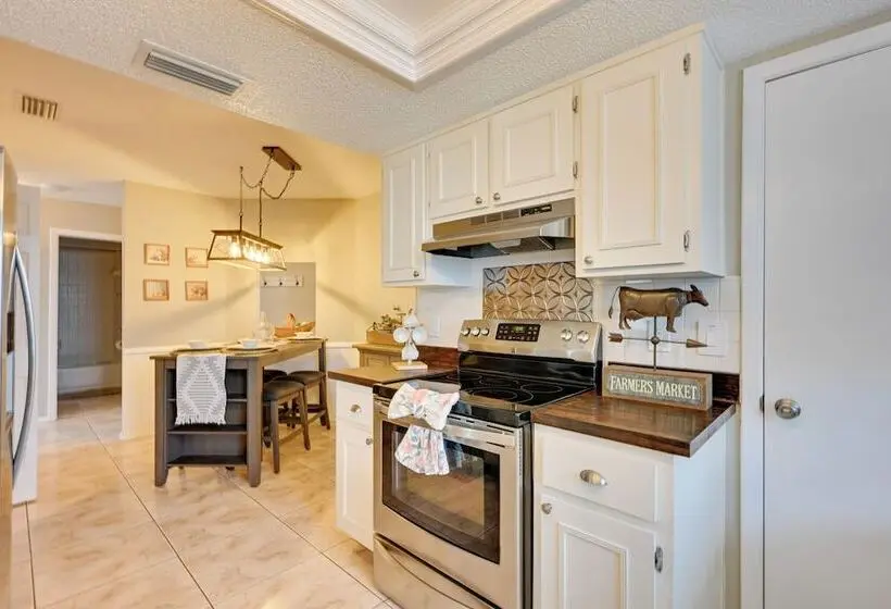 Explore Tampa Bay! Family Home W/ Lanai, Game Room